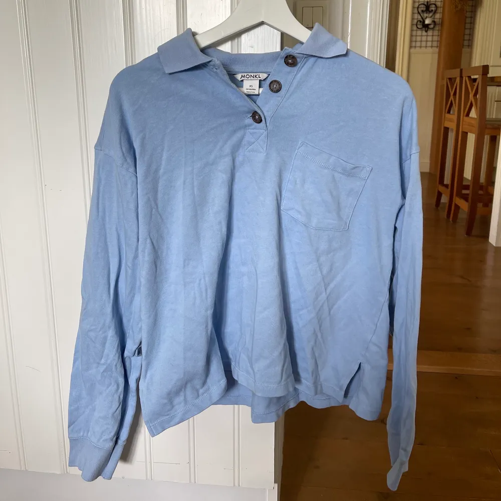Snygg blå tröja från Monki, bra skick. Strl XS men oversized. Även något oversized på en S. . Tröjor & Koftor.