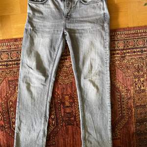 Gråa nudie jeans i Strlk 31/34