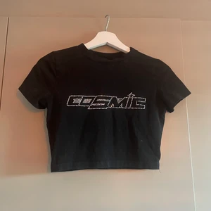 Croptop - Jättecool croptop med texten ”cosmic” i paljetter! Tyvärr har några paljetter trillat av (se sista bilden). 💕💕