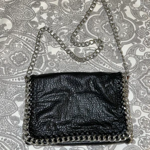 Tiamo Väska - Tiamo Väska i bra skick! Vid kanten av ena kedjan har färgen gått av lite men det är inget som man tänker på (se bild). Nypris: 499kr Mitt pris: 180kr. Pris kan diskuteras.