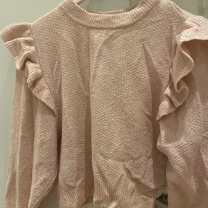 Stickad tröja - Jättefin tröja, mer rosa i verkligheten 💕 Endast provad