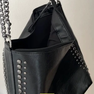 Svart väska - Nitar 