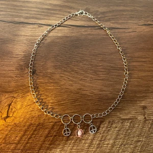 handgjort halsband☮️ - handgjort halsband🪷 justerbar kedja🌟 frakten är 16kr men bjuder på den vid köp av fler smycken från min sida🫶