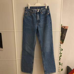 jeans från weekday. Insåg att de var för små när jag hade tagit bort prislappen😊nypris 500 nu 200+ frakt 💞💞🌸