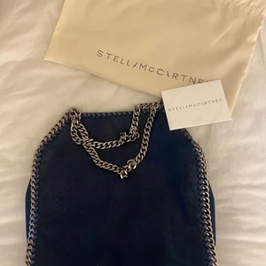 Stella McCartney - Mörkblå väska, troligtvis inte äkta men fortfarande så fin och bra gjord. Inga defekter. Kedjorna är ej plast utan någon metall (?). Storlek Mini. Köptes nyligen för 2300 här på Plick men har inte kommit till användning