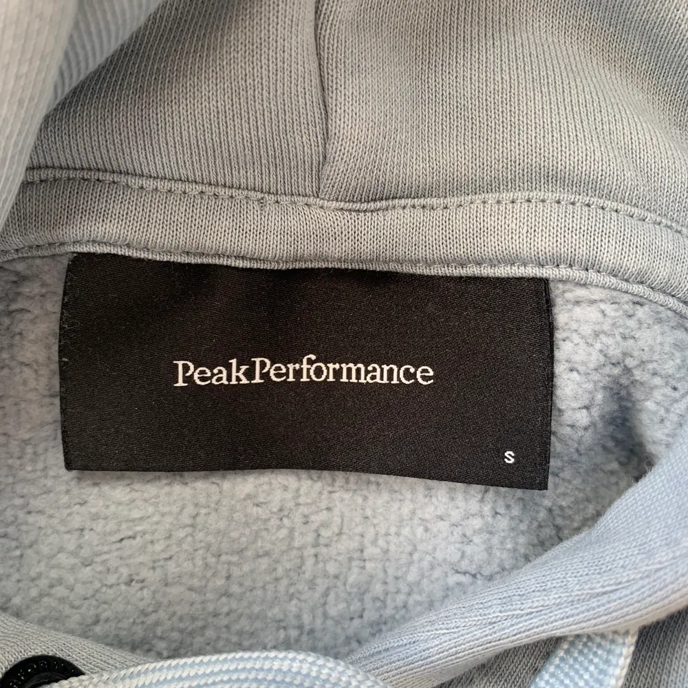 Blå PeakPerformance hoodie i gott skick! Priset är diskuterbart. Hoodies.