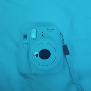Instax mini 9 kamera - En vit/ljusgrå kamera som man får fina bilder från, köptes för 899kr säljer pga ingen användning längre💗finns ungefär 5-7 kort kvar annars finns det att köpa billigt på t ex elgiganten och liknande äffärer💗Köparen står för frakten och pris kan diskuteras💗