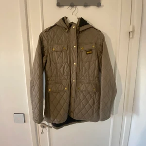 Barbour jacka - Jättefin biege/grå  barnlitteratur jacka, perfekt till hösten med den neutrala färgen som passar till allt. Jackan är från kidsbrandstore i storlek XXL som motsvarar XS/S