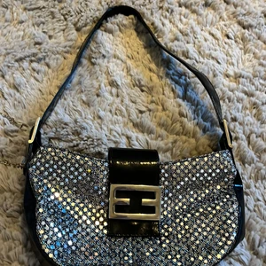 Säljer min fina väska  - Dena väska har jag haft länge men den har aldrig kommit till användning lite 80-tals 