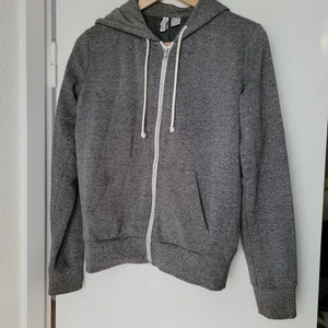 Grå Hoodie stl.S - Snygg grå melerad Hoodie Divided stl.S Normal passform. Obetydligt använd, välvårdad, felfri!  Fraktkostnad tillkommer. 