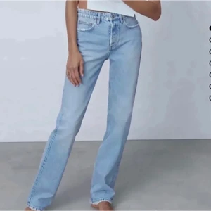 Zara mid rise jeans full lenght stl 34 - Säljer dom absolut snyggaste jeansen jag ägt från zara i stl 34 pga försmå på mig tyvärr🥲. Säljes helt nya med lapp på! (Lånade bilder av min kompis)