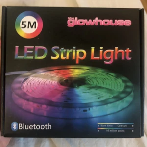 HELT NY Led slinga! - 5 meter helt nya LED lights. Säljer då jag köpte fel och inte kan returnera då jag redan öppnat förpackningen till LED slingan. Kan styras med telefonen! Skriv om du har frågor eller vill ha fler bilder! Köparen står för frakt. Kan mötas i Stockholm