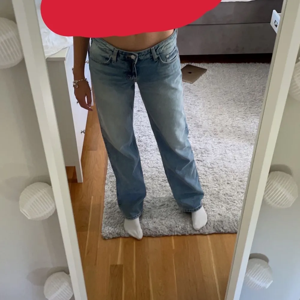 Säljer mina helt nya och aldrig använda arrow jeans från weekday!! Säljer pga att de inte riktigt passade mig. Storlek 26/34, frakt tillkommer❤️kom privat för fler bilder! (Tvätten är den stentvättade). Jeans & Byxor.
