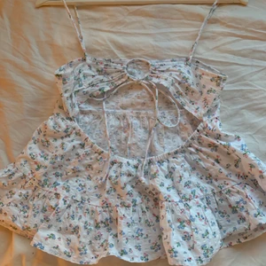 blommig topp - jätte fin blommig top ifrån gina som är slutsåld, använd ca 2 gånger 🫶🏼 