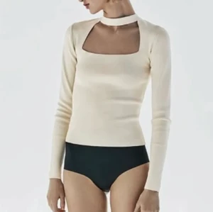 Beige tröja från zara🤍 - Säljer denna jättefina tröjan från zara i storlek s, har använt den vid ett tillfälle och säljer den då den inte kommer till användning så mycket. Fint skick, skriv för egna bilder💞