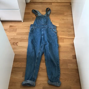 Hängselbyxor Monki - Använda ett fåtal gånger, färre än 10. Inköpta 2019 för 499