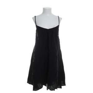 Säljer denna fina svarta klänning med öppen rygg från hm. Hittar den inte på hemsidan så tror inte den säljs längre!🖤 200 + frakt (60kr)🖤