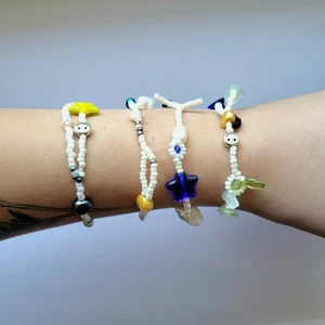 Handgjorda armband - Superfina armband av glaspärlor och nickelfri metall! Går bra att duscha med (skulle dock ej rekommendera), icke-allergiframkallande och handgjorda. Första bilden: 70kr+frakt, andra bilden: 60kr+frakt 💕💕 KOMMER UPP FLER DESIGNS HELA TIDEN kontakta mig för att göra egen design ❤️ gör även bästis-armband