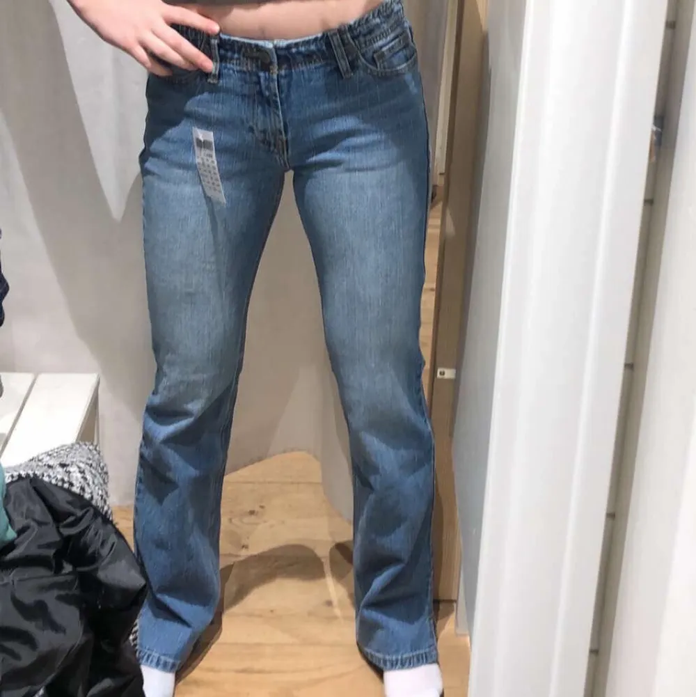 Jättesnygga jeans från Brandy Melville som knappt är använda! Jag har 27/32 och de sitter perfekt på mig. Kommer tyvärr inte till användning.. Jeans & Byxor.