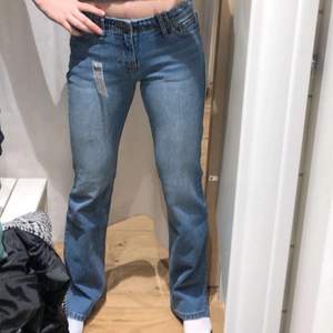 Jättesnygga jeans från Brandy Melville som knappt är använda! Jag har 27/32 och de sitter perfekt på mig. Kommer tyvärr inte till användning.