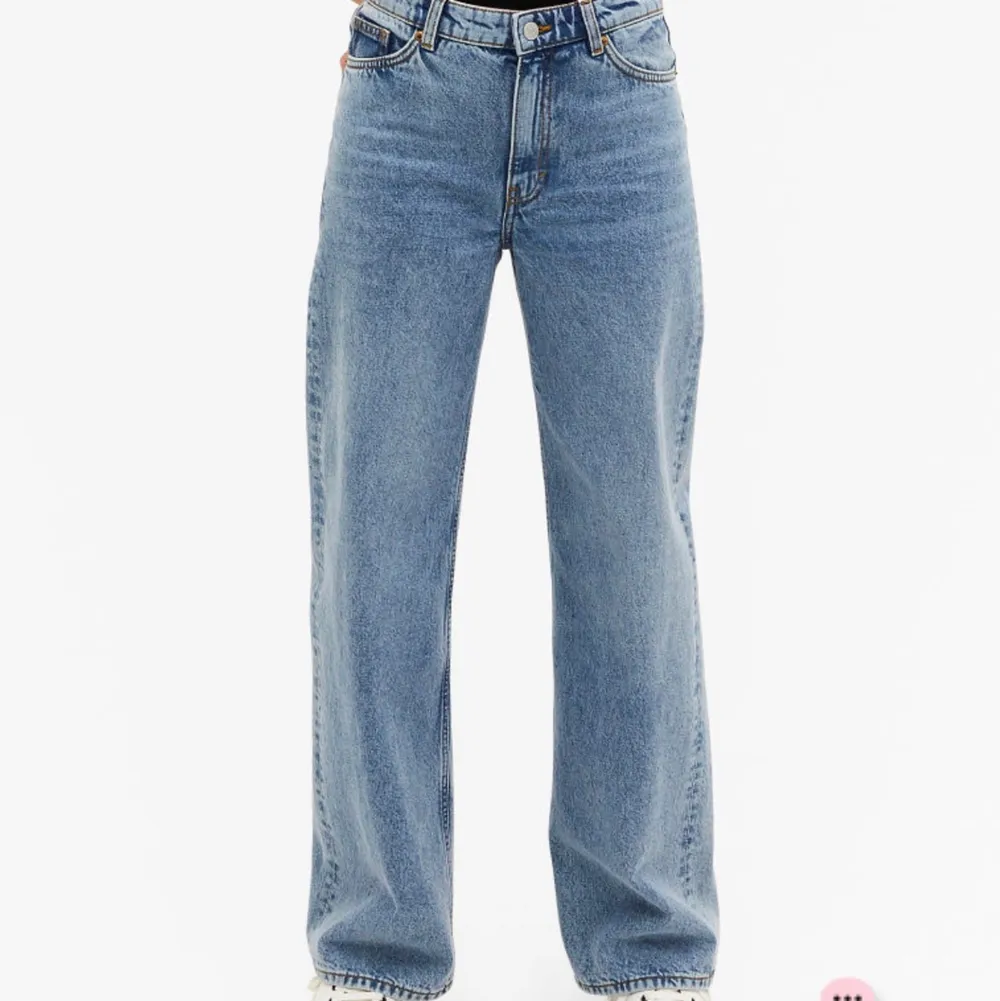 Säljer 3 par monki jeans i modellen Yoko. Ljusblå, jeansblå och svart. De är hyfsat oanvända. Alla är i storlek 27 vilket är typ S/M. Är 170 och har S/M i andra jeans, de är lagom i längd och storlek på mig. Går att få mina egna bilder privat! 100kr/st. Jeans & Byxor.