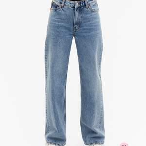 Säljer 3 par monki jeans i modellen Yoko. Ljusblå, jeansblå och svart. De är hyfsat oanvända. Alla är i storlek 27 vilket är typ S/M. Är 170 och har S/M i andra jeans, de är lagom i längd och storlek på mig. Går att få mina egna bilder privat! 100kr/st