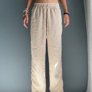 Beiga byxor - Beiga ”linnebyxor”, ser ut som linne byxor fast de är ett annat tyg ( köparen står för frakten ) 💕