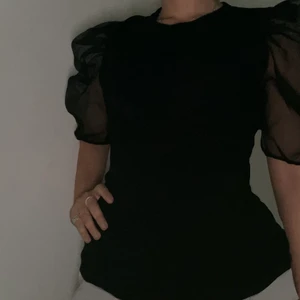 Zara tröja strl S - En fin svart tröja i strl S.  Tröjan är lite sträv men inte så det blir obehagligt. Lite stretchig och har en ganska lång dragchedia där bak. Frakt 29kr :)