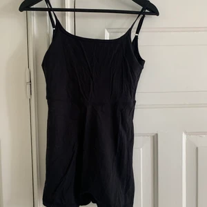 Oanvänd bodysuit/byxdress från nakd x Josefine HJ - Svart, djup rygg. Bodysuit med shorts nedtill. Lite tjockare material som gör att den sitter fint på. Storlek xs