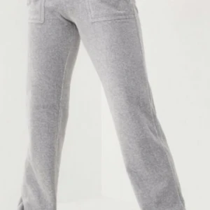 Gråa juicy couture byxor  - Säljer mina gråa juicy byxor i storlek Xs, har använt dom några gånger men är tyvär lite för stora för mig. Pris kan diskuteras! 