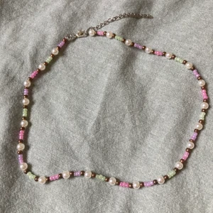 Halsband  - Halsbandet är i olika fina färger och jag kan pärla det i andra färger också 💗