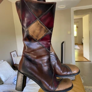 VINTAGE Y2K 70S BOOTS - Säljer dessa skitsnygga vintagebootsen från Humana! Aldrig använda pga för små för mig :(  Har storlek 38 i vanliga fall, kan bära 37 men just dessa var för små.  Priset inkluderar ej frakt!  EJ SÅLDA