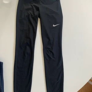 Nike träningstights - Säljer två likadana, båda storlek xs. Sitter super i både ben och midja