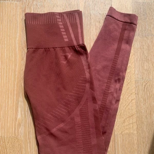 Mörk rosa/rosa gymshark byxor - Säljer mina snygga gymshark byxor som är knappt använda! De är i storlek S och är i toppen skick!