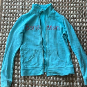 Benetton zip-tröja - Turkos benetton zip-tröja storlek 160 cl men sitter som en S i storlek.