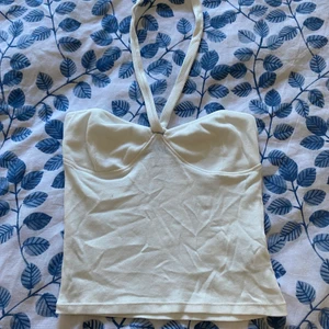 Gina Tricot Top Alvina - (sista bilden är lånad) !frakt ingår inte! säljer den här toppen eftersom det inte blir använd.