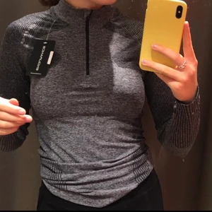 Träningstopp - Träningstopp i storlek Xxs/Xs. I väldigt fint skick då den endast är använd ett fåtal gånger! Frakt tillkommer på 52kr