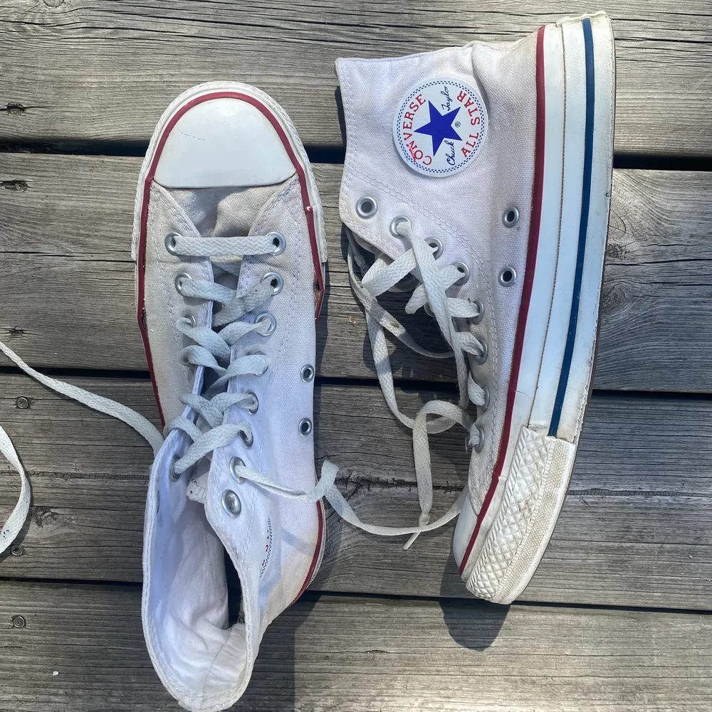 vita converse i stlk 39,5. acceptabelt skick då ena skon saknar skosula (se bild 3) och skorna har fläckar (se bild 2). skriv privat vid fler frågor💞. Skor.
