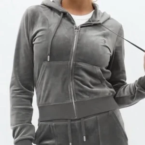 Juciy couture zip hoodie  - Säljer hela settet men säljer för sig oxå 1800❤️❤️köptes för 1200 säljer 1000 +frakt för tröjan