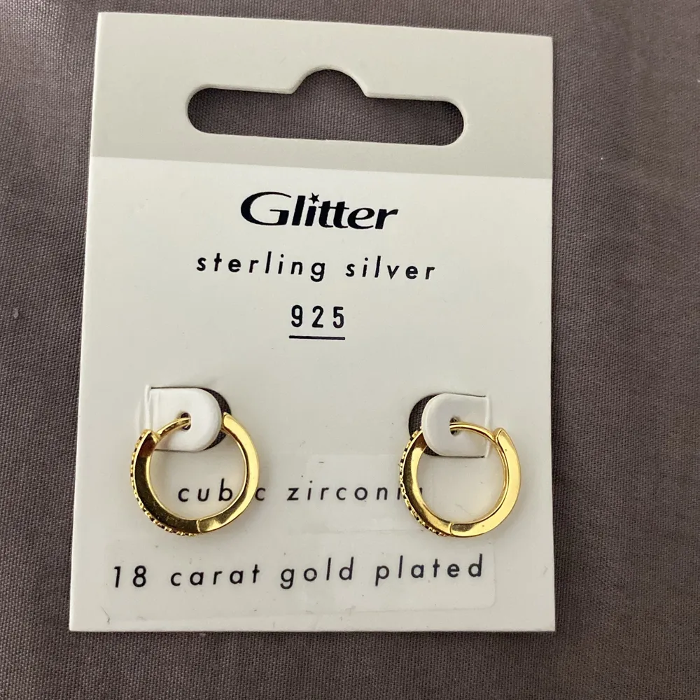 Säljer dessa äkta örhängena, som är pläterade i 18k guld, dom är helt oandvända och helt nya. Övrigt.