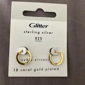 Säljer dessa äkta örhängena, som är pläterade i 18k guld, dom är helt oandvända och helt nya