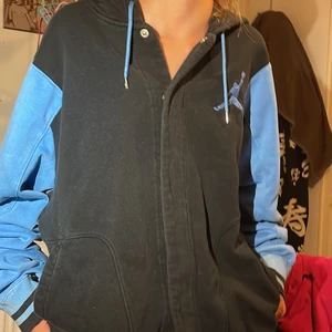 Huvtröja  - En jätte cool mysig Jordan huvtröja, köpt secondhand, fraktar och möts upp!