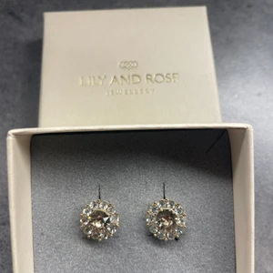 Lily And Rose örhängen - Helt oanvända Lily And Rose örhängen som tyvärr aldrig kom till användning och som jag fick i present för ett tag sedan.