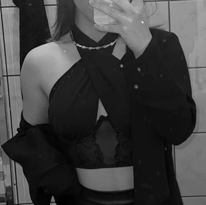 Topp - Den är jätte snygg och bekväm, för en tjej som har lagom byst hade den suttit bra. J