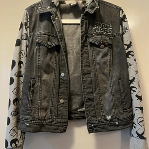Star Wars Jacka  - 💚Star Wars college jacka. Köpt på EMP shop för ungefär 2-3 år sedan för runt 600kr. Välanvänd och slitningarna på jackan ska vara så.  Kan fraktas fråga om ni undrar något💚