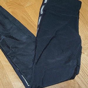 Byxor - Stronger - Ett par träningsbyxor från Stronger! Ligga på sidorna längs benen! Använda fåtal gånger.