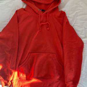 Hoodie från bikbok Storlek M Lite nopprig Röd/orange färg