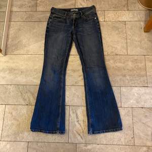 Levis 479 inköpta vintage i Prag. Jättefin kvalite förutom en liten slitning på byxbenets slut som är lagat. Midjemått: 73cm innerbenslängd: 83 cm