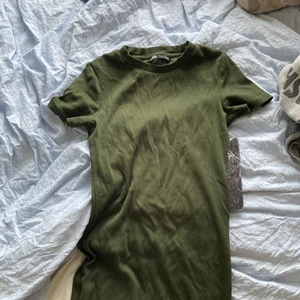 Grön klänning - Vet inte när den är köpt! Från zara bra skick. Ribbad!