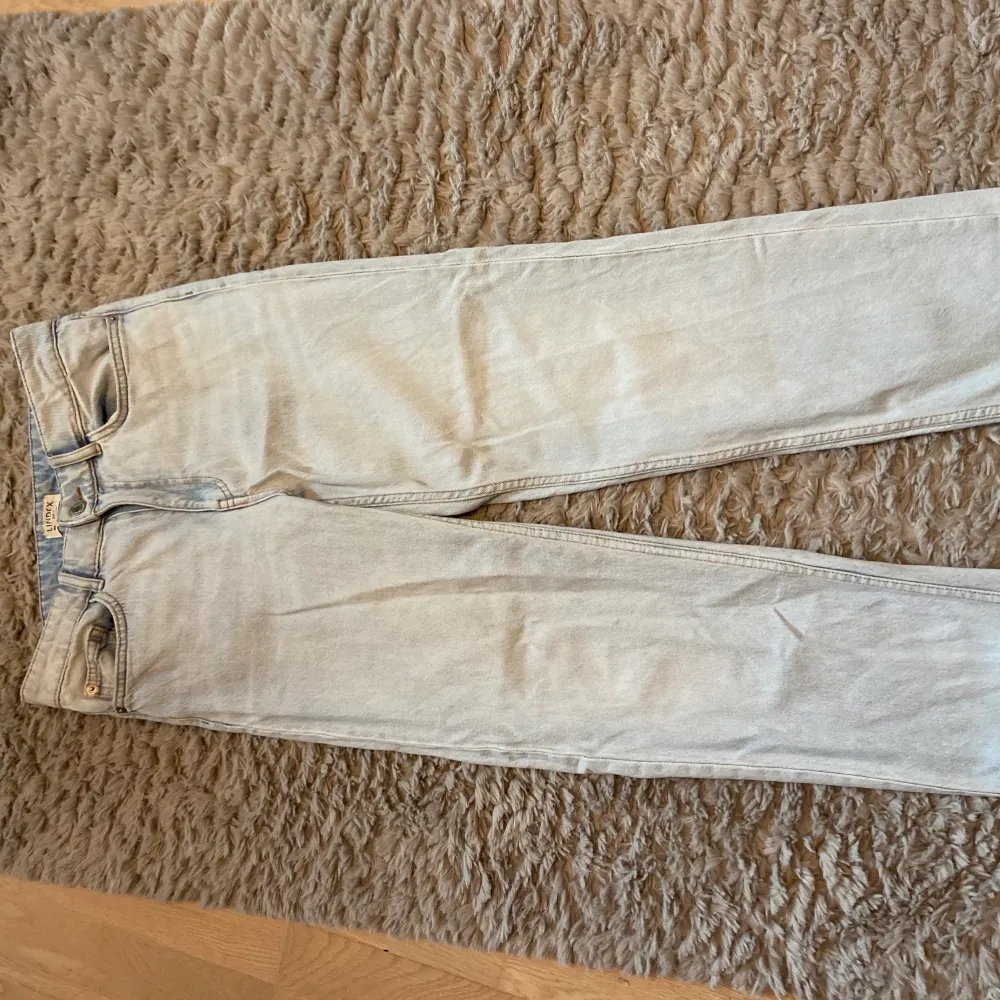 Ett par ljusa jeans i straight modell ❤️ köpta på Lindex och är i Strlk 36💕 Säljer för att de är för små, köparen står för frakten!✨. Jeans & Byxor.